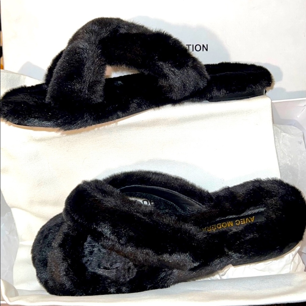 Avec Modération black furry slides
